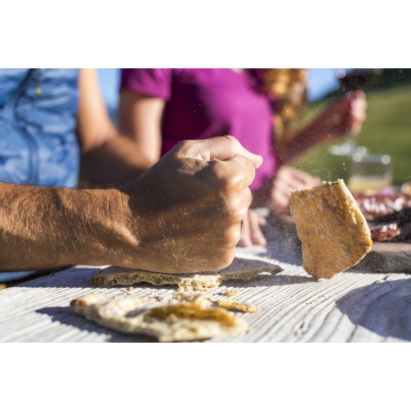 Schüttelbrot wird gebrochen