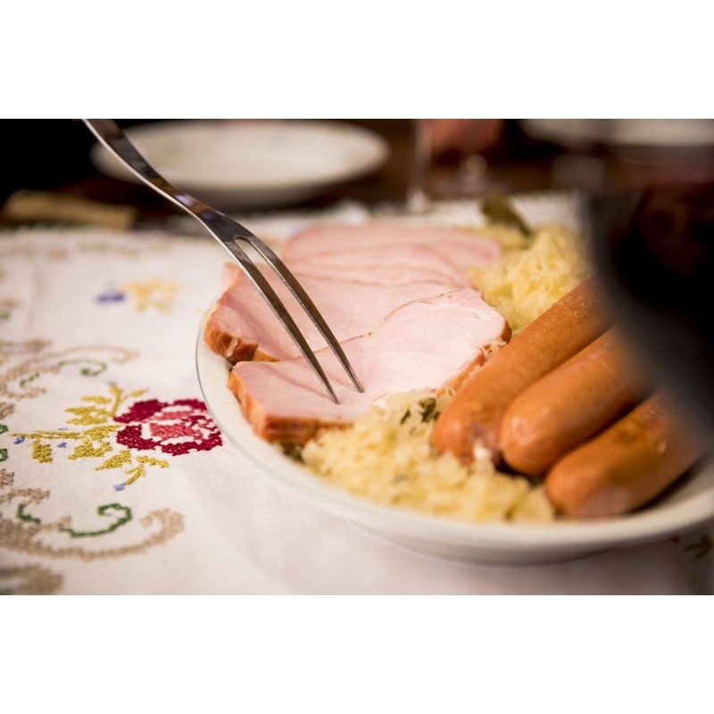 Geräuchertes Schweinskotelett mit Würstel und Sauerkraut