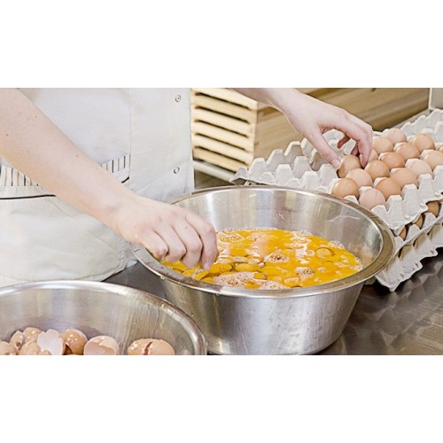 Die Eier werden einzeln kontrolliert