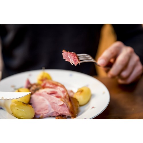 Geräucherte Schweinshaxe mit Bratkartoffeln