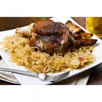 Vinschgauer Sauerkraut, hier mit Schweinshaxe serviert Vinschgauer Sauerkraut, hier mit Schweinshaxe serviert