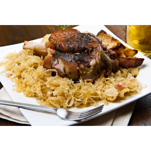 Vinschgauer Sauerkraut, hier mit Schweinshaxe serviert