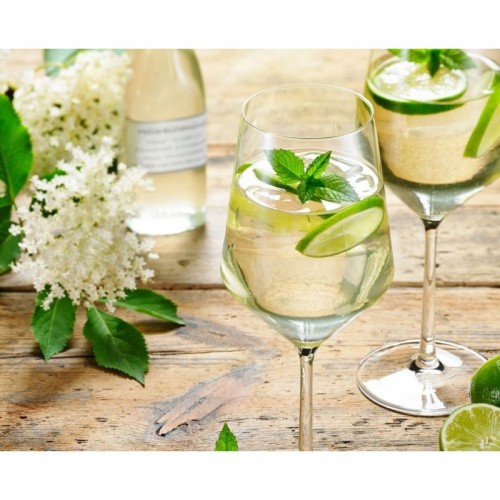 Mit dem Holunderblüten-Sirup bereitet man den Hugo zu Mit dem Holunderblüten-Sirup bereitet man den Hugo zu