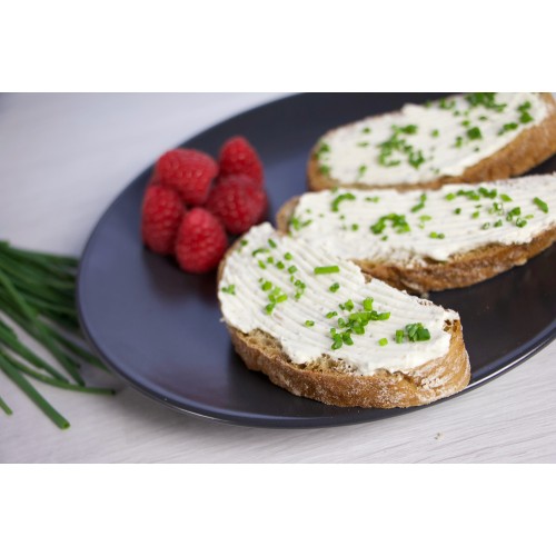 Dieses Roggenbrot kann mit Streichkäse verkostet werden