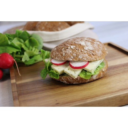 Ein gesundes und leckeres Vinschger'l mit Salat, Käse und Radieschen