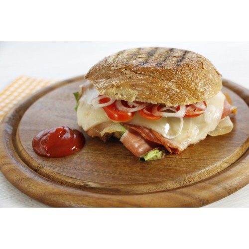 Der köstliche und beliebte Bauerntoast mit Speck, Käse, Tomaten - im Ofen aufgewärmt