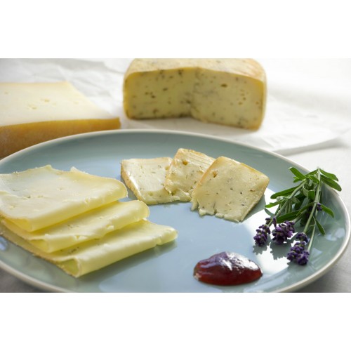 Von links: Plottner Käse, Heublumenkäse. Vorne: Senfsoße