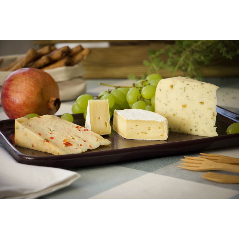 Von links: Paprika-Thymian-Käse,  Camembert Käse, Bockshornkleekäse