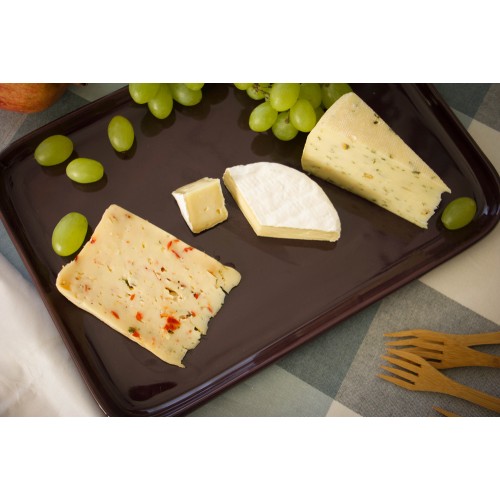 Paprika-Thymian-Käse mit Camembert und Bockshornkleekäse serviert