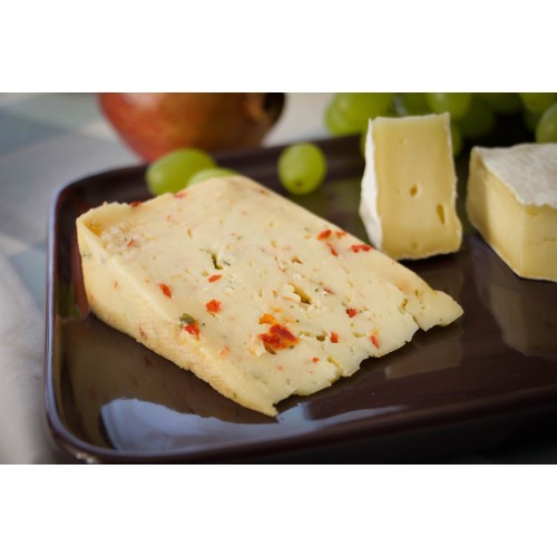 Paprika-Thymian-Käse serviert mit Camembert und Trauben