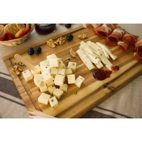 Von links: Pfefferer mit Zwiebeln, Kräuterkäse, Speck. Vorne: Senfsoße.