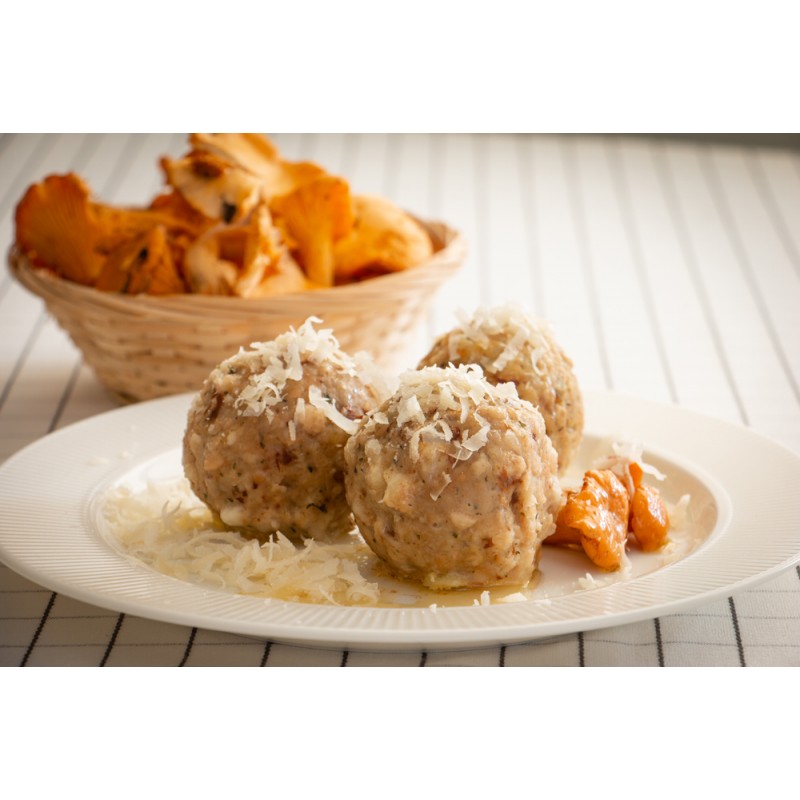 Pfifferlingsknödel mit Parmesan und Butter