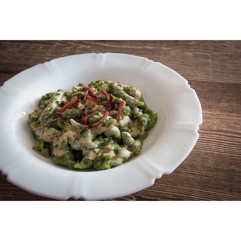 Spinatspätzle mit Sahne und Speckstreifen