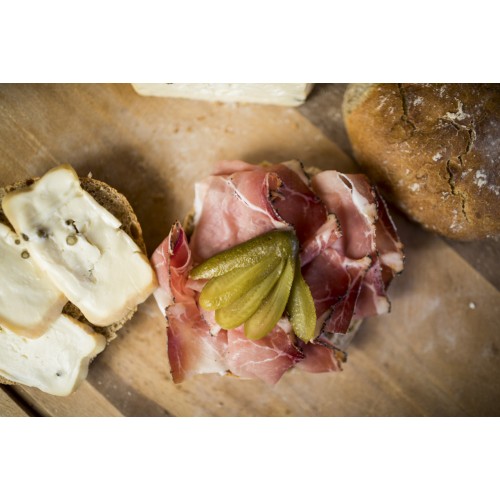 Belegtes Brot mit Speck und Gurken