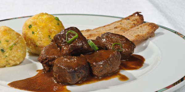 Semmelknödel mit Hirschgulasch