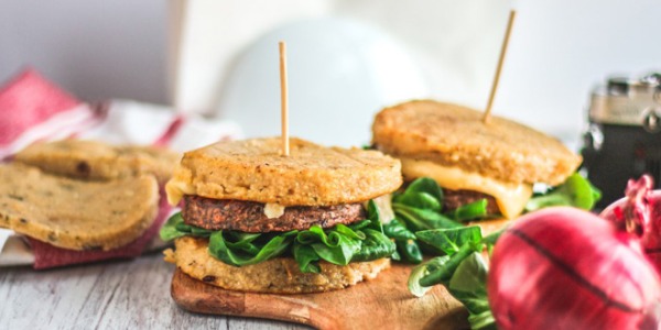 Polenta-Burger mit Bergkäse, karamellisierten Zwiebeln und Lammsalat