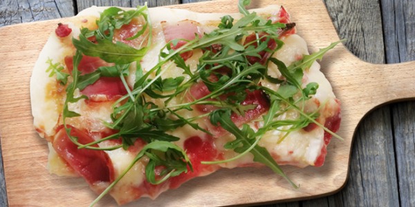 Pizza Speck und Camembert