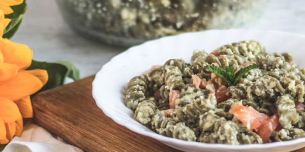 Brennnessel-Fusilli mit Mandel- und Lachspesto