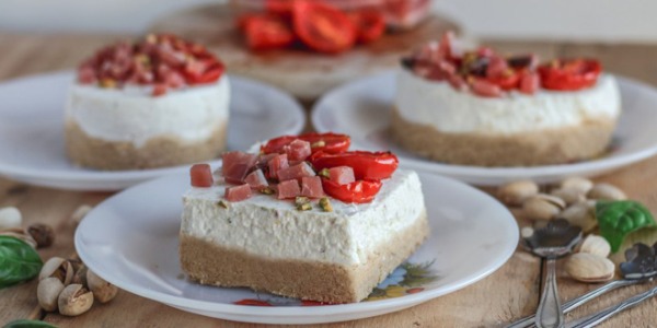 Cheesecake mit Speck, Kirschtomaten und Pistazien