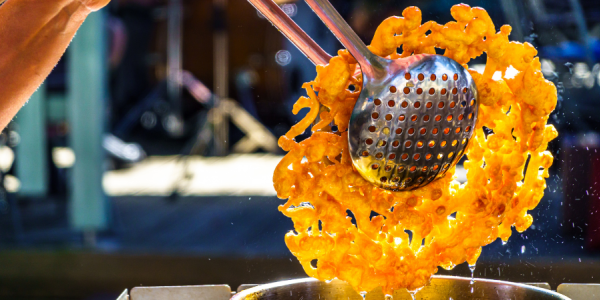 Strauben: Die goldenen Spiralen, das knusprige Herz der Südtiroler Tradition