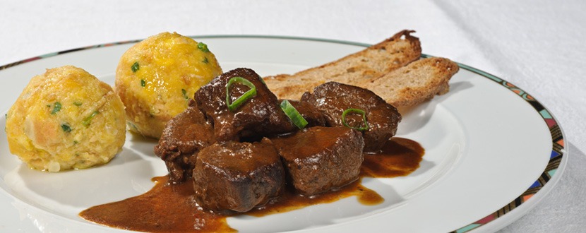 Semmelknödel mit Hirschgulasch