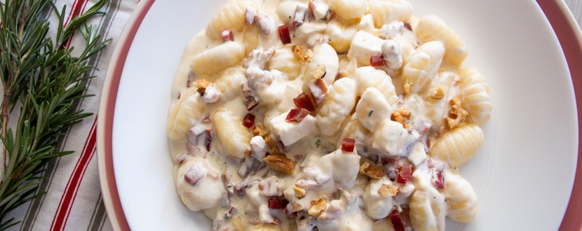 Gnocchi mit Camembert-Creme, Speck und Waldnüssen