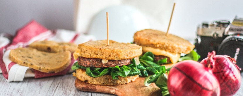 Polenta-Burger mit Bergkäse, karamellisierten Zwiebeln und Lammsalat