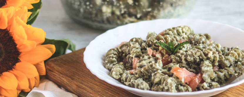 Brennnessel-Fusilli mit Mandel- und Lachspesto