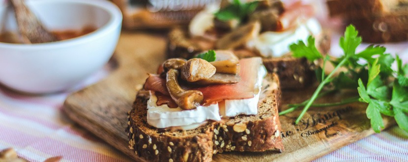 Bruschetta mit Brot, Speck und Camembert